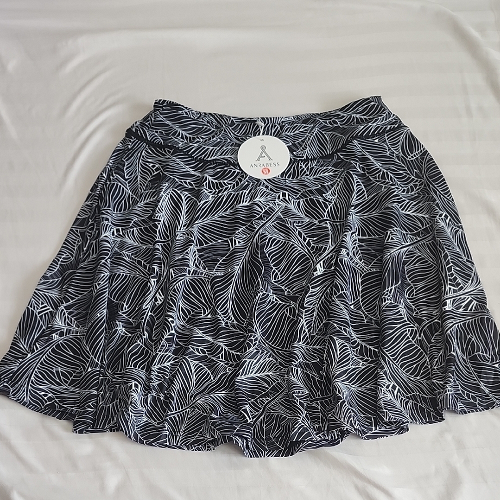 Black and White Pleated Knee Lenght Skort Skirt
